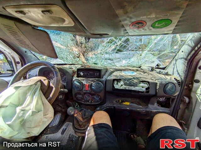 Серый Фиат Добло, объемом двигателя 1.9 л и пробегом 200 тыс. км за 1200 $, фото 6 на Automoto.ua