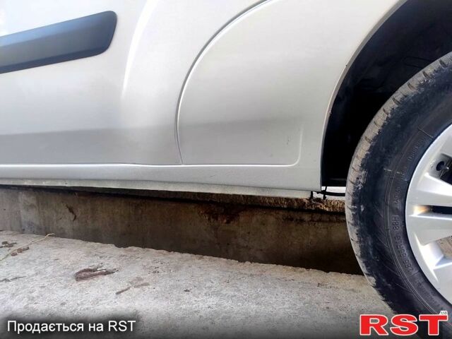 Серый Фиат Добло, объемом двигателя 1.9 л и пробегом 399 тыс. км за 6500 $, фото 2 на Automoto.ua