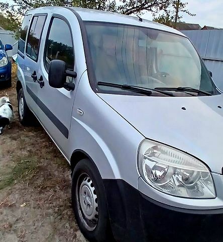 Серый Фиат Добло, объемом двигателя 1.4 л и пробегом 208 тыс. км за 5500 $, фото 2 на Automoto.ua