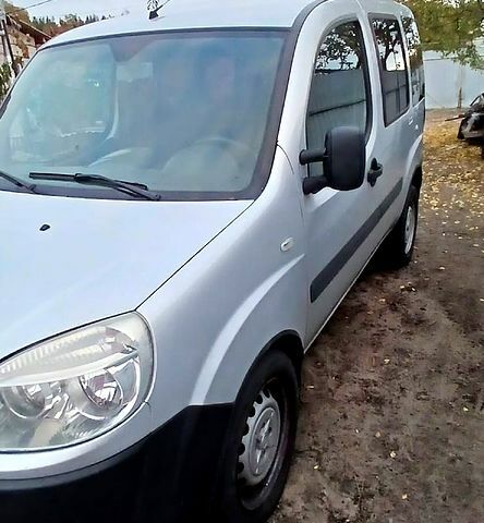 Серый Фиат Добло, объемом двигателя 1.4 л и пробегом 208 тыс. км за 5500 $, фото 3 на Automoto.ua