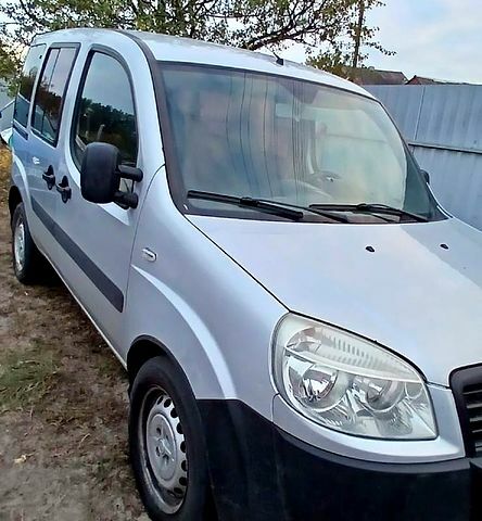 Серый Фиат Добло, объемом двигателя 1.4 л и пробегом 208 тыс. км за 5500 $, фото 4 на Automoto.ua