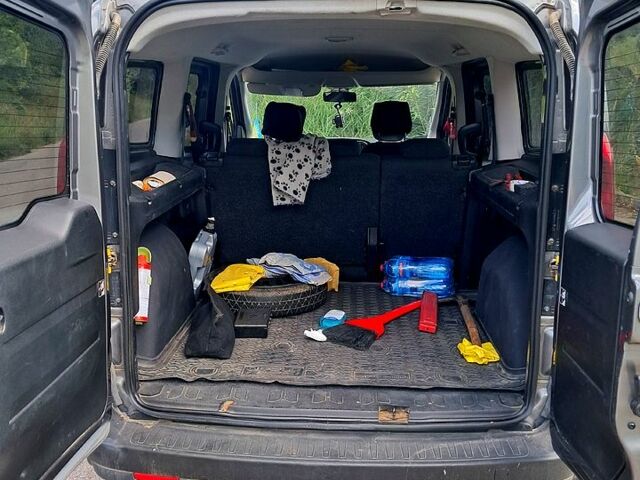 Серый Фиат Добло, объемом двигателя 1.4 л и пробегом 142 тыс. км за 9500 $, фото 4 на Automoto.ua