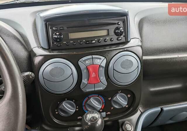 Серый Фиат Добло, объемом двигателя 1.9 л и пробегом 228 тыс. км за 3600 $, фото 8 на Automoto.ua