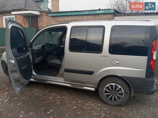 Серый Фиат Добло, объемом двигателя 1.4 л и пробегом 261 тыс. км за 4000 $, фото 2 на Automoto.ua
