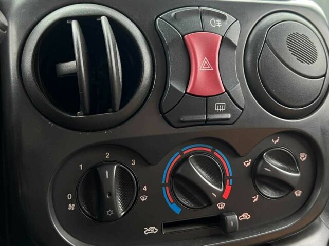 Серый Фиат Добло, объемом двигателя 1.9 л и пробегом 380 тыс. км за 5750 $, фото 10 на Automoto.ua