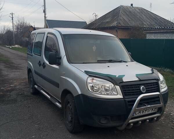 Серый Фиат Добло, объемом двигателя 1.4 л и пробегом 261 тыс. км за 4000 $, фото 1 на Automoto.ua