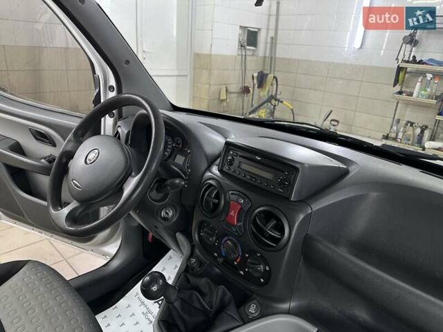 Серый Фиат Добло, объемом двигателя 1.9 л и пробегом 175 тыс. км за 6999 $, фото 16 на Automoto.ua