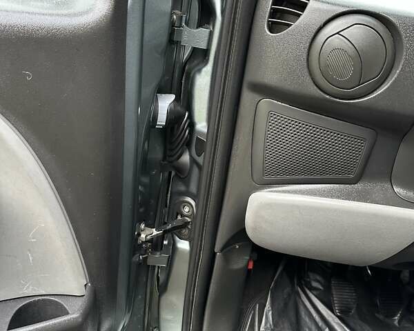 Сірий Фіат Добло, об'ємом двигуна 1.9 л та пробігом 181 тис. км за 5990 $, фото 28 на Automoto.ua