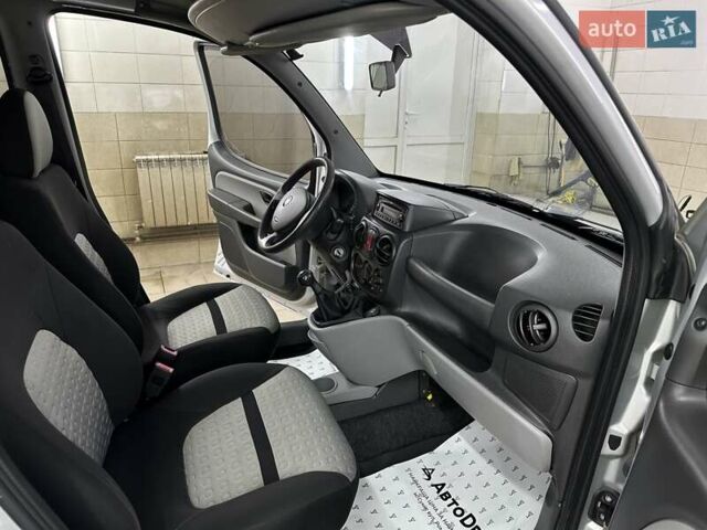Серый Фиат Добло, объемом двигателя 1.9 л и пробегом 175 тыс. км за 6999 $, фото 17 на Automoto.ua