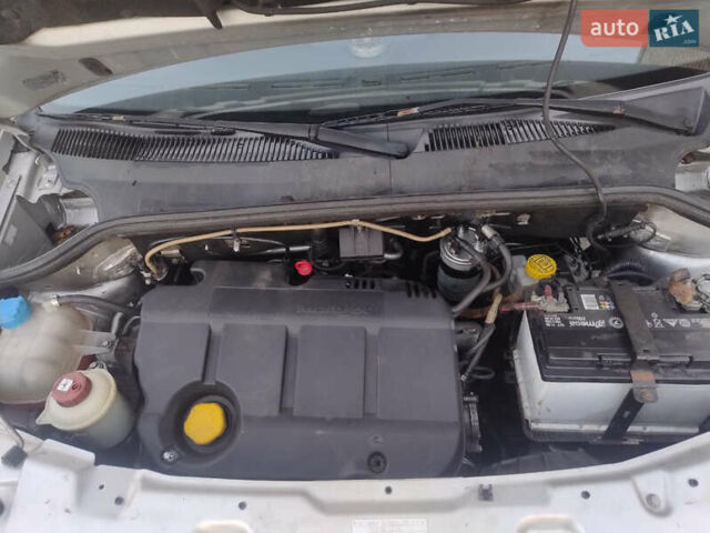 Серый Фиат Добло, объемом двигателя 1.9 л и пробегом 399 тыс. км за 6500 $, фото 30 на Automoto.ua