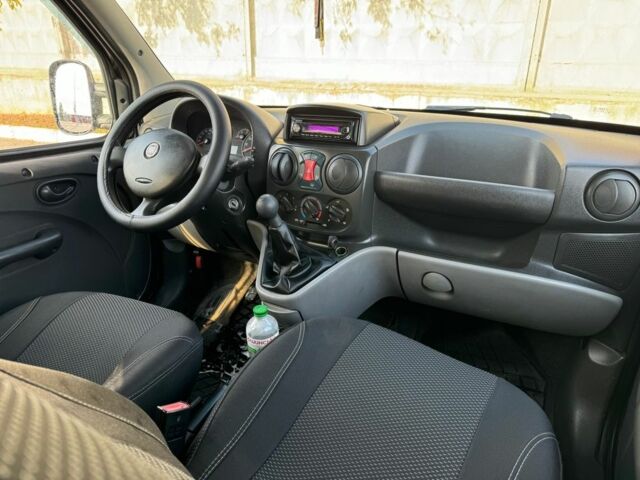 Серый Фиат Добло, объемом двигателя 1.3 л и пробегом 370 тыс. км за 6500 $, фото 7 на Automoto.ua