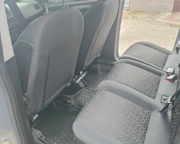 Серый Фиат Добло, объемом двигателя 1.6 л и пробегом 250 тыс. км за 9000 $, фото 2 на Automoto.ua