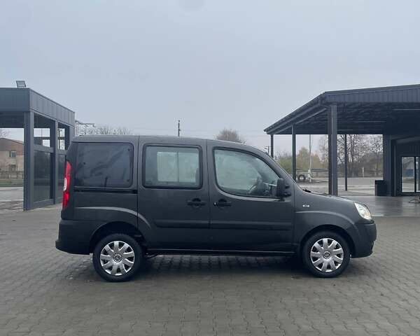 Серый Фиат Добло, объемом двигателя 1.37 л и пробегом 120 тыс. км за 4500 $, фото 2 на Automoto.ua