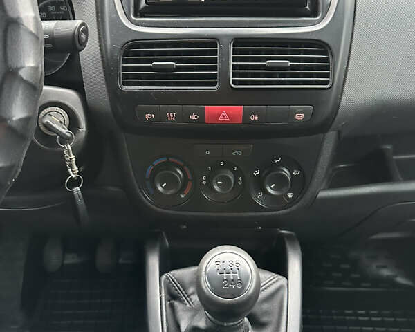 Серый Фиат Добло, объемом двигателя 1.6 л и пробегом 295 тыс. км за 9300 $, фото 12 на Automoto.ua