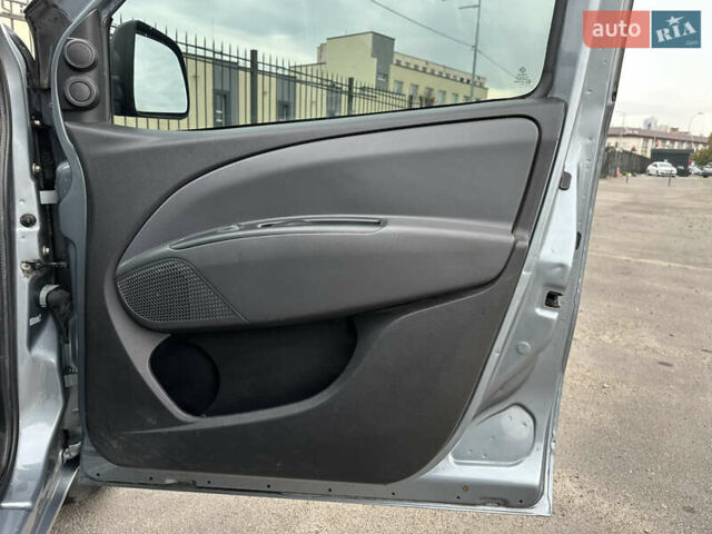 Серый Фиат Добло, объемом двигателя 1.6 л и пробегом 295 тыс. км за 9300 $, фото 27 на Automoto.ua