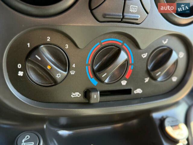 Серый Фиат Добло, объемом двигателя 1.3 л и пробегом 180 тыс. км за 5999 $, фото 32 на Automoto.ua