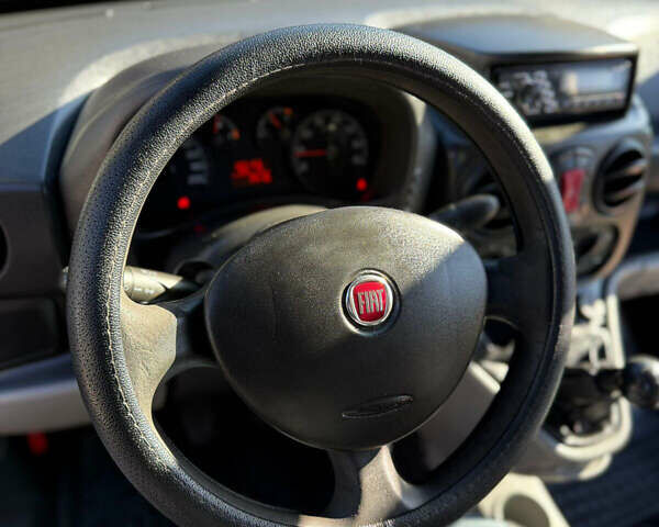 Серый Фиат Добло, объемом двигателя 1.3 л и пробегом 180 тыс. км за 5999 $, фото 22 на Automoto.ua