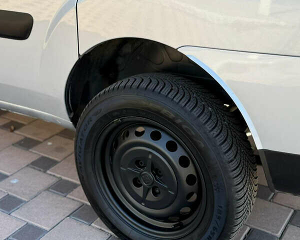 Серый Фиат Добло, объемом двигателя 1.3 л и пробегом 180 тыс. км за 5999 $, фото 16 на Automoto.ua