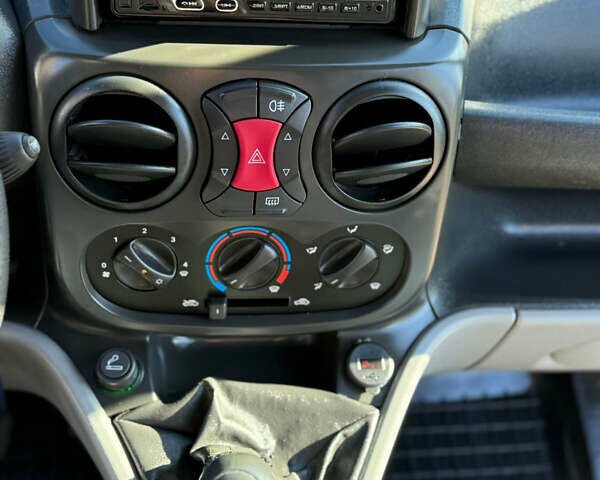 Серый Фиат Добло, объемом двигателя 1.3 л и пробегом 180 тыс. км за 5999 $, фото 45 на Automoto.ua