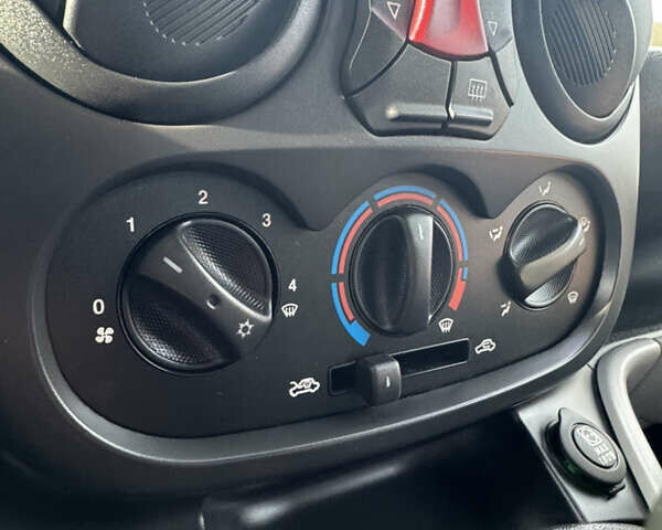 Серый Фиат Добло, объемом двигателя 1.25 л и пробегом 84 тыс. км за 9999 $, фото 15 на Automoto.ua