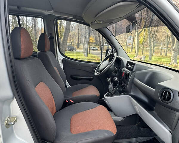 Серый Фиат Добло, объемом двигателя 1.25 л и пробегом 84 тыс. км за 9999 $, фото 7 на Automoto.ua