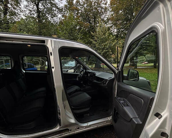 Серый Фиат Добло, объемом двигателя 1.25 л и пробегом 160 тыс. км за 10000 $, фото 2 на Automoto.ua