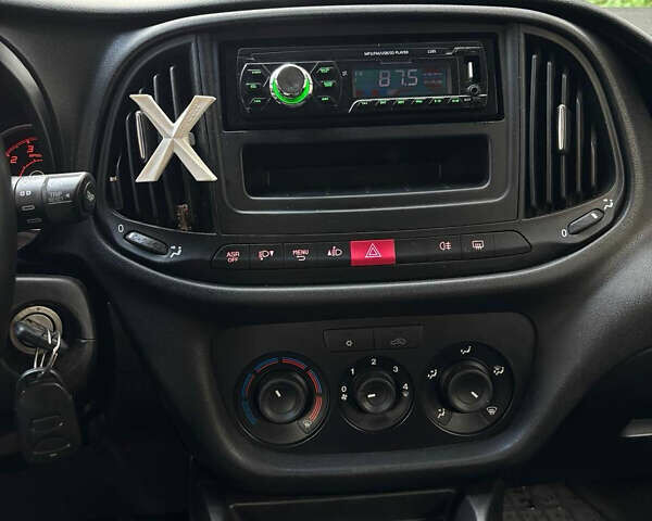 Серый Фиат Добло, объемом двигателя 1.25 л и пробегом 160 тыс. км за 10000 $, фото 14 на Automoto.ua