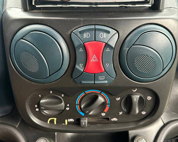 Синий Фиат Добло, объемом двигателя 1.6 л и пробегом 203 тыс. км за 3800 $, фото 19 на Automoto.ua