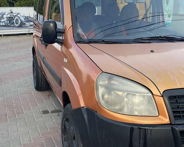 Оранжевый Фиат Добло, объемом двигателя 1.37 л и пробегом 227 тыс. км за 3800 $, фото 4 на Automoto.ua