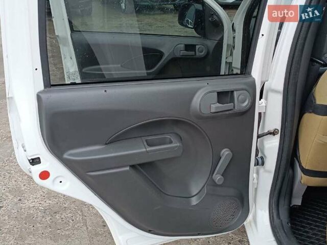 Фиат Панда 2011 в Львове на Automoto.ua Белый Фиат Панда, объемом двигателя 1.2 л и пробегом 184 тыс. км за 3500 $, фото 6 на Automoto.ua