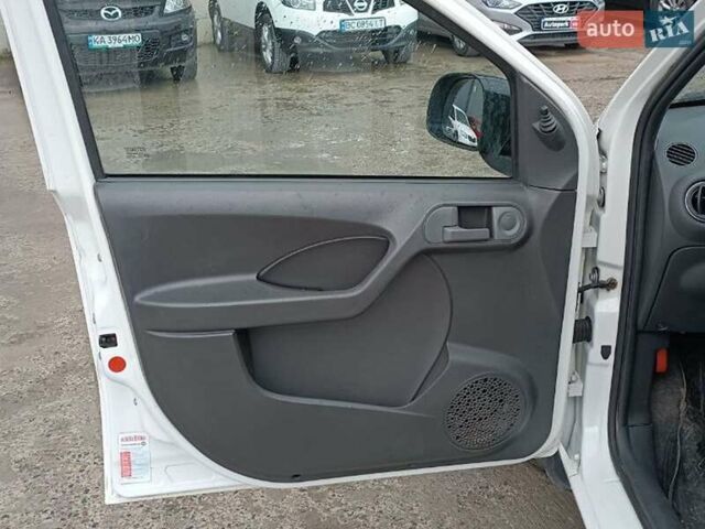 Фиат Панда 2011 в Львове на Automoto.ua Белый Фиат Панда, объемом двигателя 1.2 л и пробегом 184 тыс. км за 3500 $, фото 5 на Automoto.ua