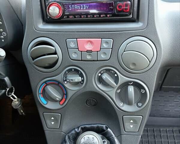 Червоний Фіат Панда, об'ємом двигуна 1.24 л та пробігом 83 тис. км за 4200 $, фото 12 на Automoto.ua