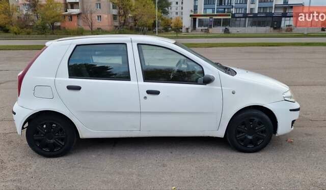 Белый Фиат Пунто, объемом двигателя 1.24 л и пробегом 159 тыс. км за 3650 $, фото 1 на Automoto.ua
