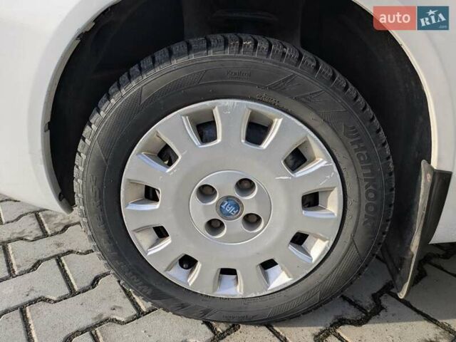 Белый Фиат Пунто, объемом двигателя 1.24 л и пробегом 199 тыс. км за 3500 $, фото 24 на Automoto.ua