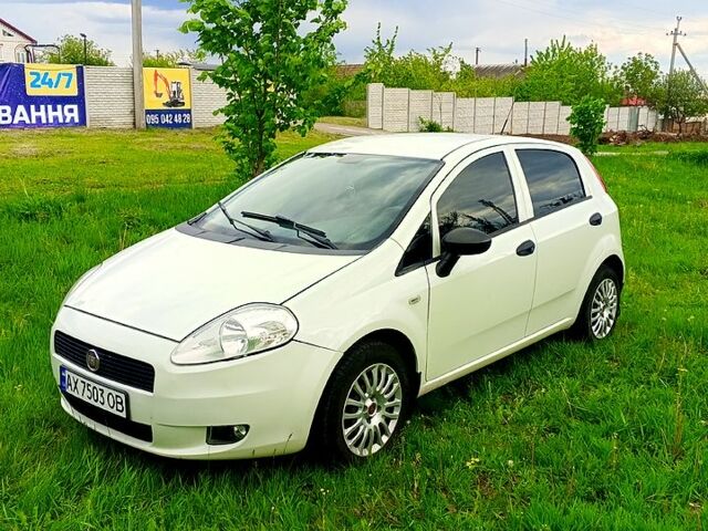 Белый Фиат Пунто, объемом двигателя 1.2 л и пробегом 300 тыс. км за 3900 $, фото 1 на Automoto.ua