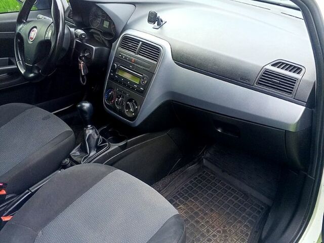 Белый Фиат Пунто, объемом двигателя 1.2 л и пробегом 300 тыс. км за 3900 $, фото 6 на Automoto.ua