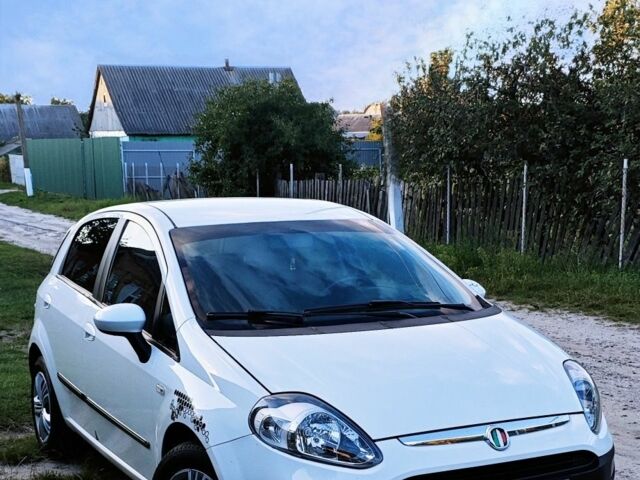 Белый Фиат Пунто, объемом двигателя 1.4 л и пробегом 214 тыс. км за 5100 $, фото 2 на Automoto.ua