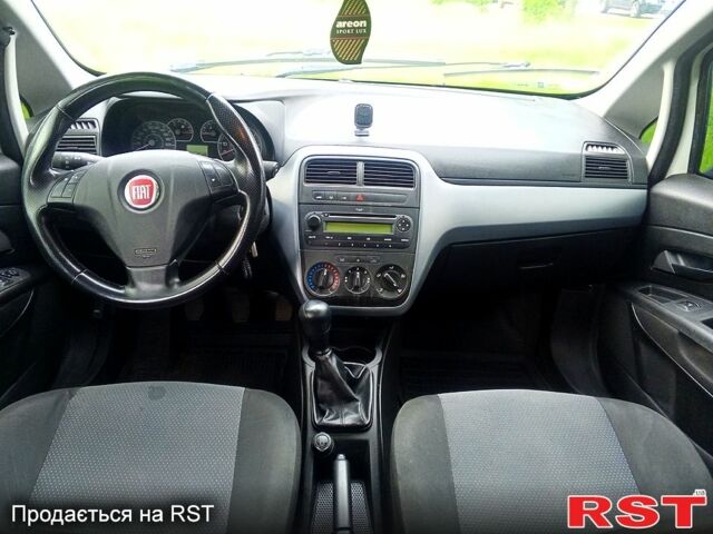 Белый Фиат Пунто, объемом двигателя 1.2 л и пробегом 300 тыс. км за 3900 $, фото 7 на Automoto.ua