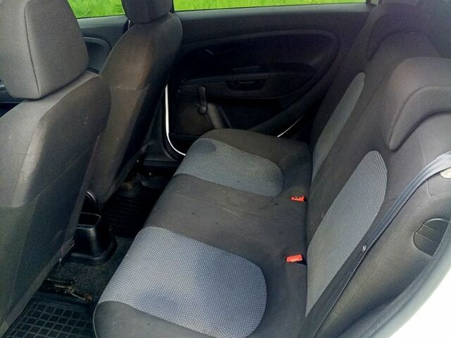 Белый Фиат Пунто, объемом двигателя 1.2 л и пробегом 300 тыс. км за 3900 $, фото 8 на Automoto.ua