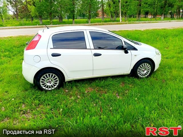 Белый Фиат Пунто, объемом двигателя 1.2 л и пробегом 300 тыс. км за 3900 $, фото 3 на Automoto.ua