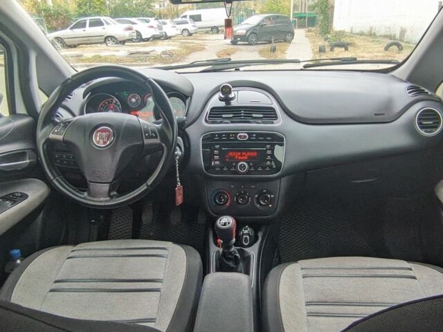 Белый Фиат Пунто, объемом двигателя 1.4 л и пробегом 214 тыс. км за 5100 $, фото 8 на Automoto.ua