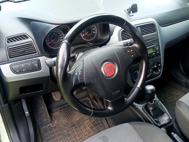 Белый Фиат Пунто, объемом двигателя 1.2 л и пробегом 300 тыс. км за 3900 $, фото 5 на Automoto.ua