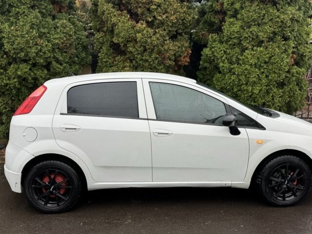 Белый Фиат Пунто, объемом двигателя 1.2 л и пробегом 265 тыс. км за 4500 $, фото 4 на Automoto.ua