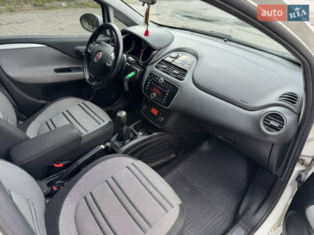 Білий Фіат Пунто, об'ємом двигуна 1.25 л та пробігом 256 тис. км за 4400 $, фото 9 на Automoto.ua