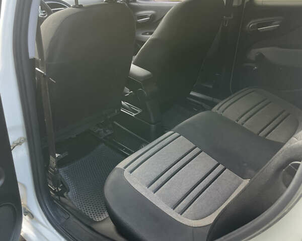 Белый Фиат Пунто, объемом двигателя 1.3 л и пробегом 234 тыс. км за 5200 $, фото 5 на Automoto.ua