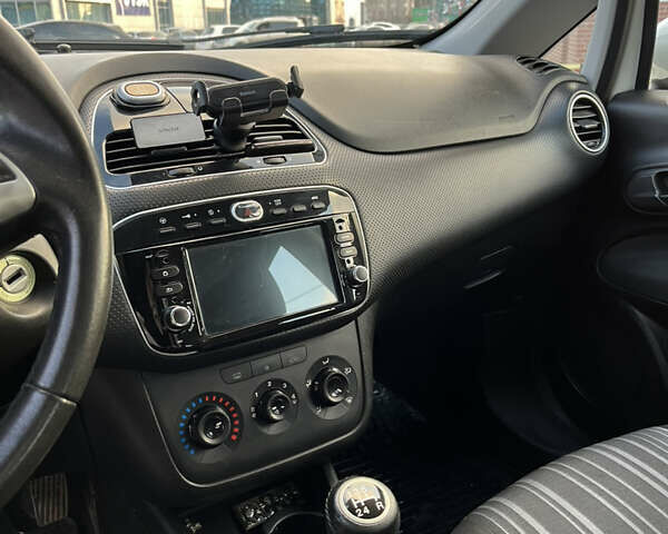 Белый Фиат Пунто, объемом двигателя 1.4 л и пробегом 192 тыс. км за 5499 $, фото 12 на Automoto.ua