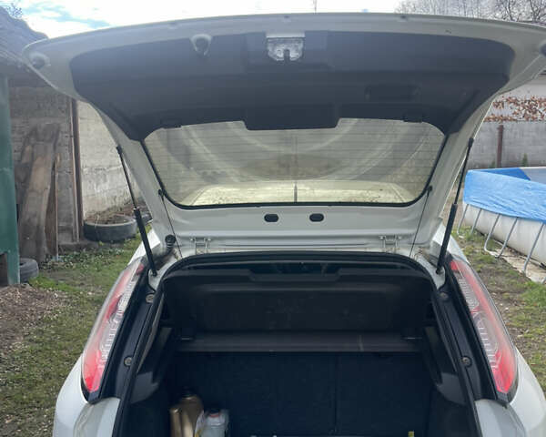 Белый Фиат Пунто, объемом двигателя 1.3 л и пробегом 234 тыс. км за 5200 $, фото 10 на Automoto.ua