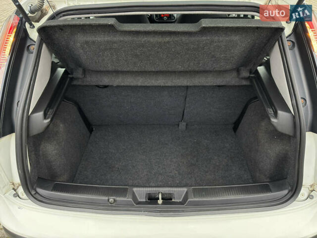 Білий Фіат Пунто, об'ємом двигуна 1.3 л та пробігом 118 тис. км за 3990 $, фото 33 на Automoto.ua