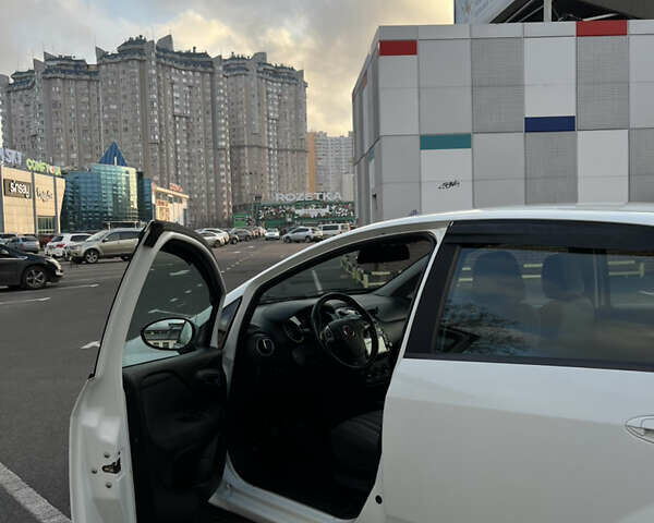 Белый Фиат Пунто, объемом двигателя 1.4 л и пробегом 192 тыс. км за 5499 $, фото 10 на Automoto.ua