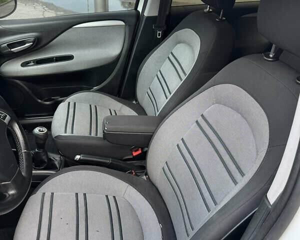 Білий Фіат Пунто, об'ємом двигуна 1.25 л та пробігом 256 тис. км за 4400 $, фото 13 на Automoto.ua